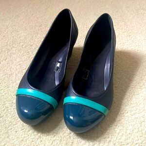 Crocs Lina wedge round toe shoes Sz 7 black / blue toe cap